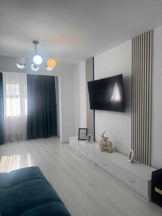 Proprietar, vând apartament cu două camere, decomandat, suprafață 67 mp utili, zona Unirii Nord, bloc C2, la ga magazinul Triton, etaj 7/10,