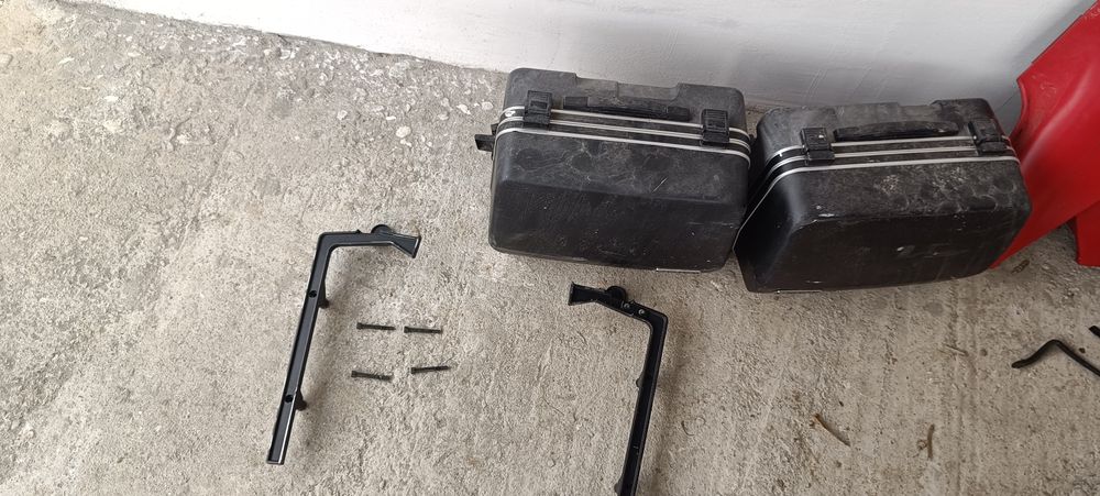 Cutii laterale moto cu suport universale.