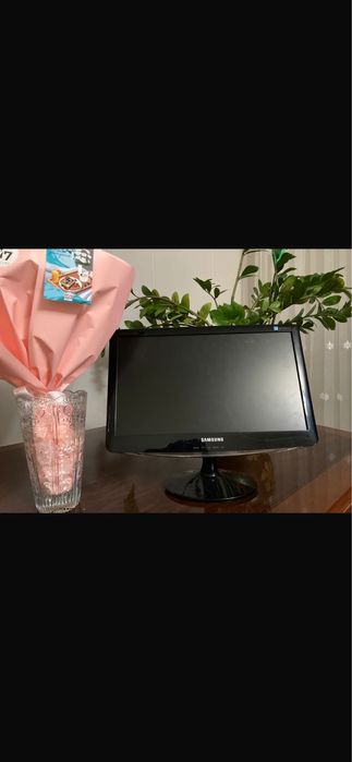 Монитор в хорошем состоянии, все работает