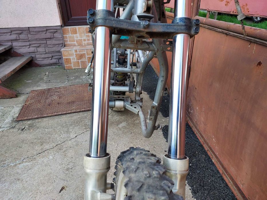 Vând piese Kawasaki KLE500 + un motor complet cu o bielă defectă + carburatoare