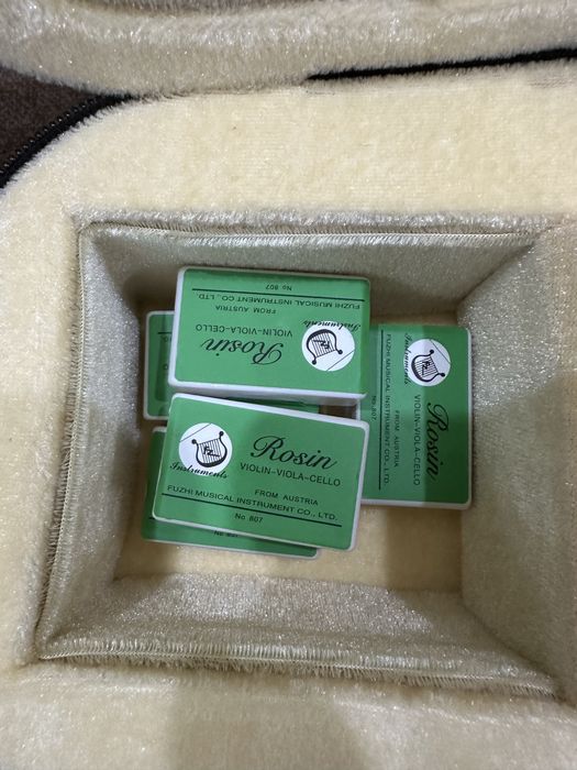 Цигулка комплект 4/4 с калъф, лък и аксесоари – отлично състояние