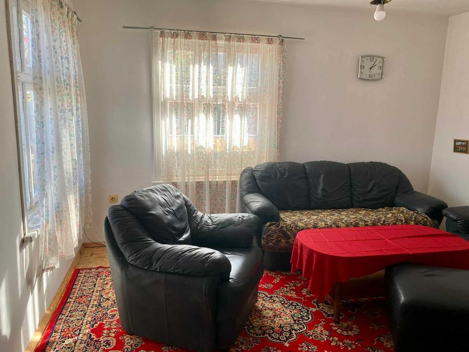 Продавам къща с двор в село Каравелово