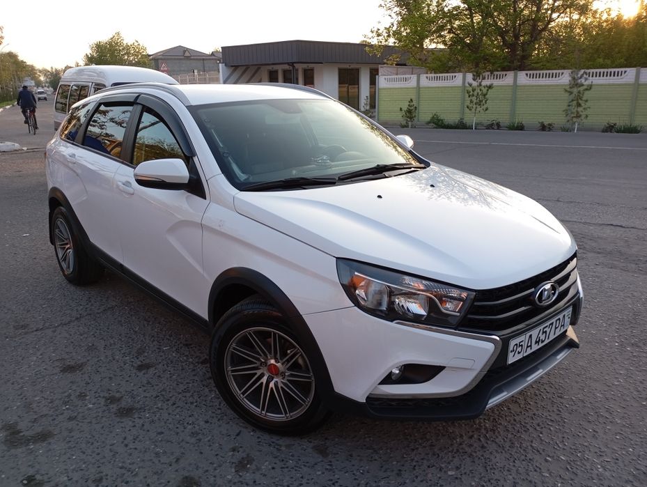 Lada Vesta kross 1.8 robot srochniy sotiladi