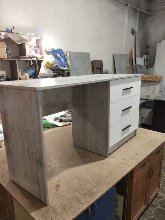 Продаю стол письменный