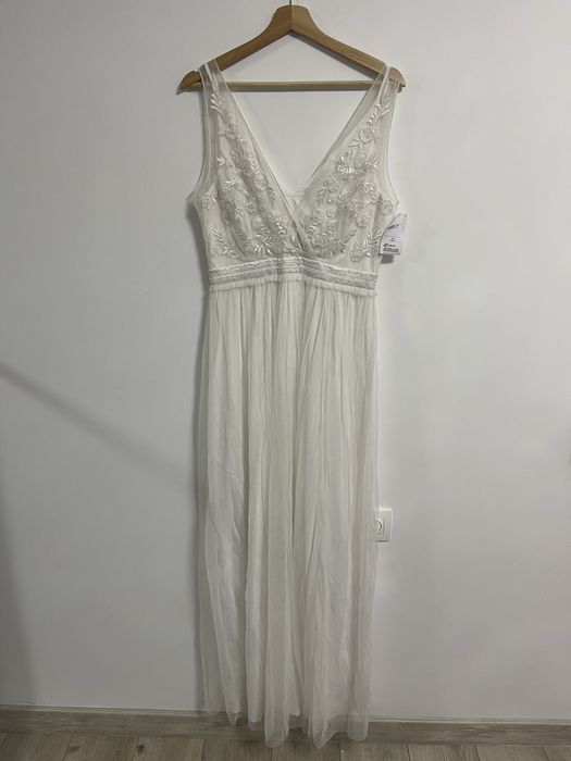 Бяла рокля.    .       .         .