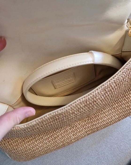 Jacquemus, stil rafie împletită cu detalii din piele/ecoleather albă și logo metalic auriu