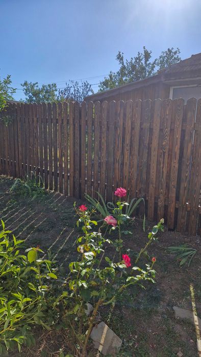 Изработвам дървени парапети, огради, порти, облицовки, декорация