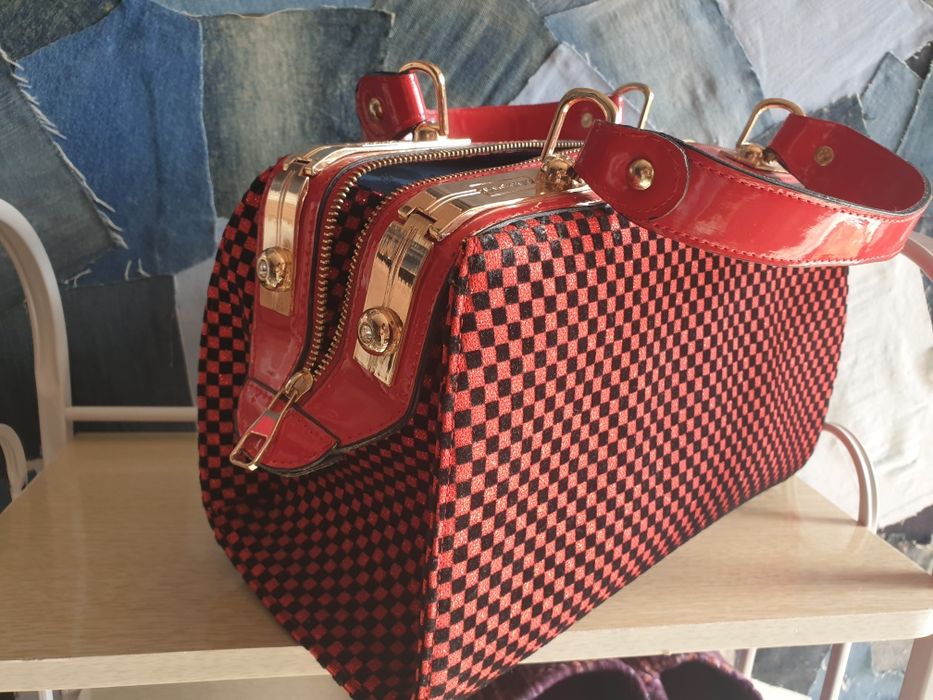 Нова твърда чанта