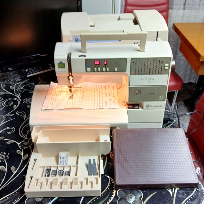 Masina de cusut HUSQVARNA GOLDEN Computer  cu butoniera automata