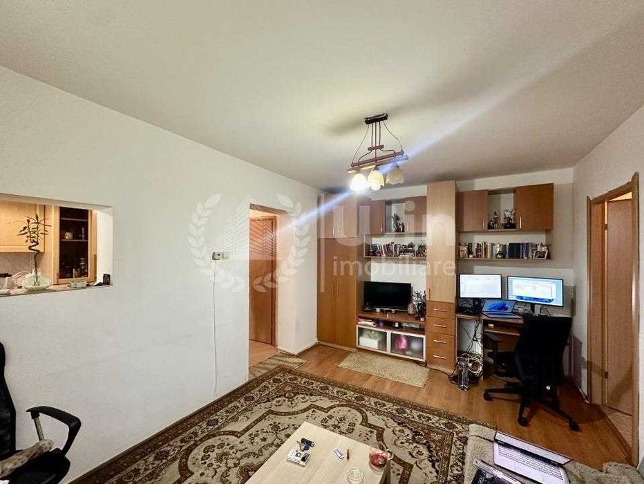 Persoană fizică, vând apartament de 2 camere semidecomandat