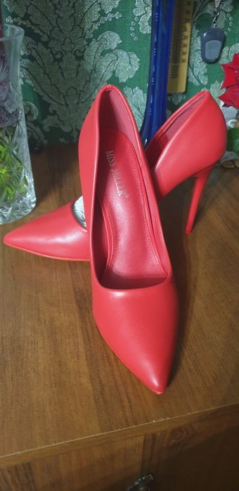 Продам 2 пары туфли-лодочки