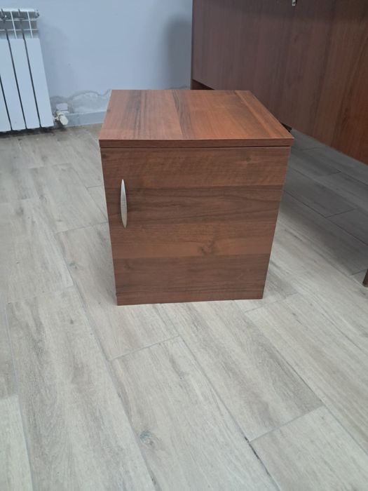 Продам стол с тумбой