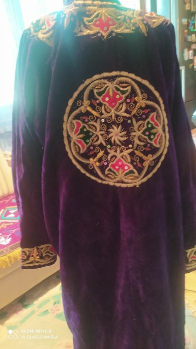 Чапаны ,на велюре ,ручной работы ,золотыми нитями