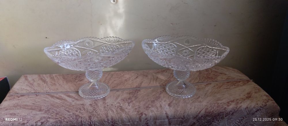 Посуда и кресло.