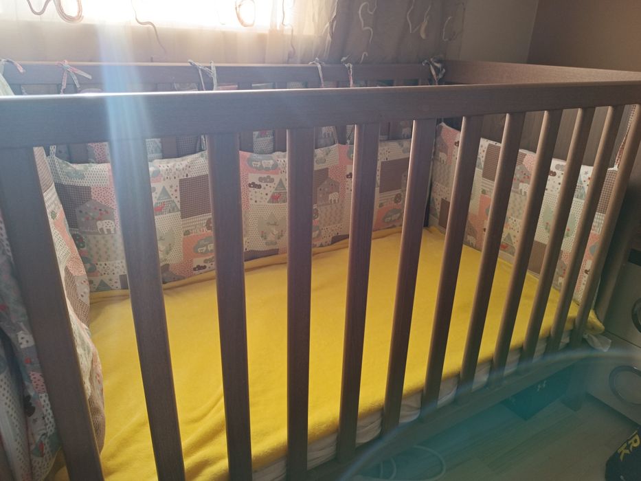 Бебешка кошара и маса(скрин) за повиване