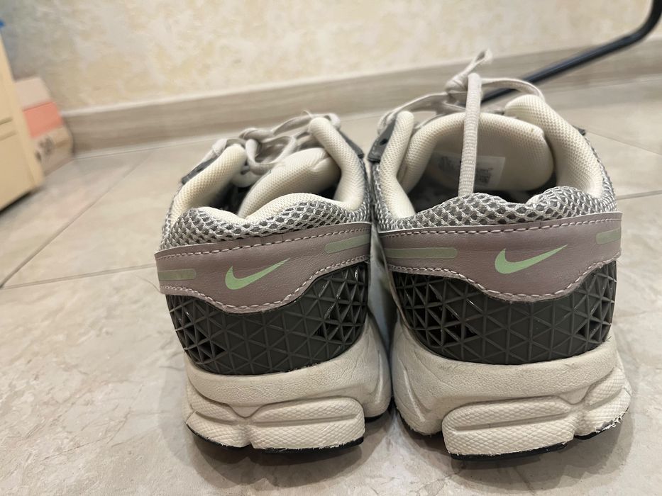 Кроссовки Nike Vomero 5