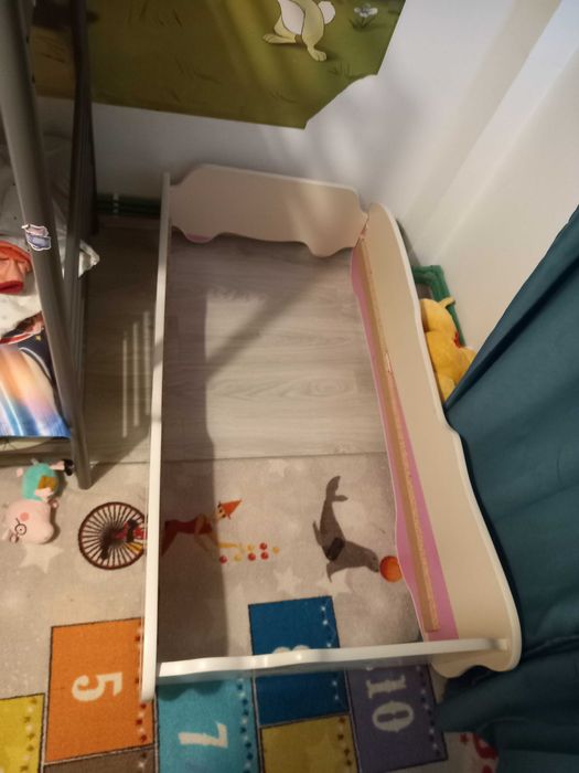 Pat copii tip mașinuță + saltea (dimensiuni 70x140 cm)