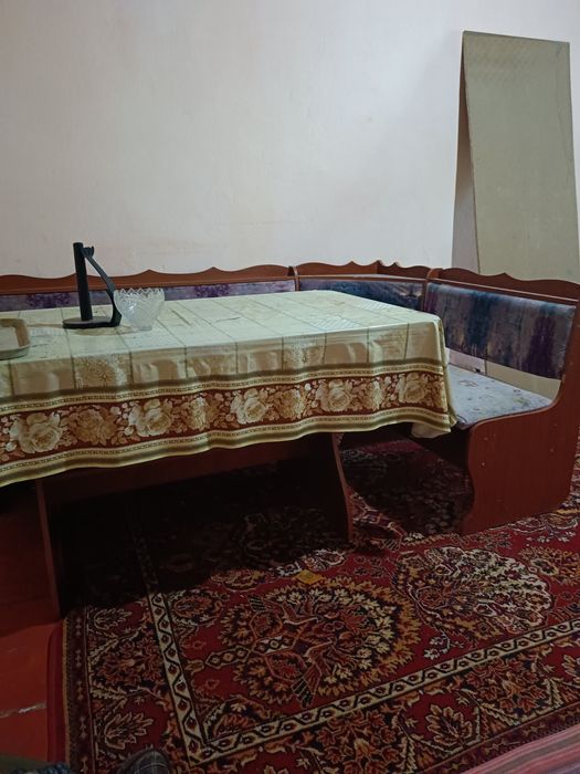 Кухонный стол с стульями