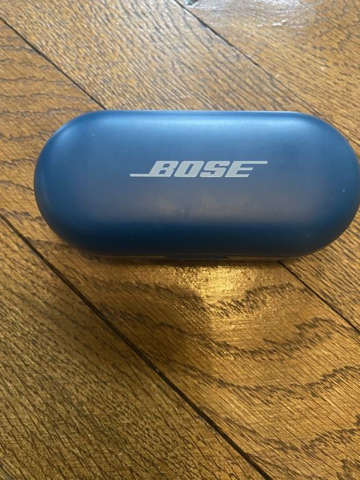 Зареждаща кутия BOSE Sport Earbuds