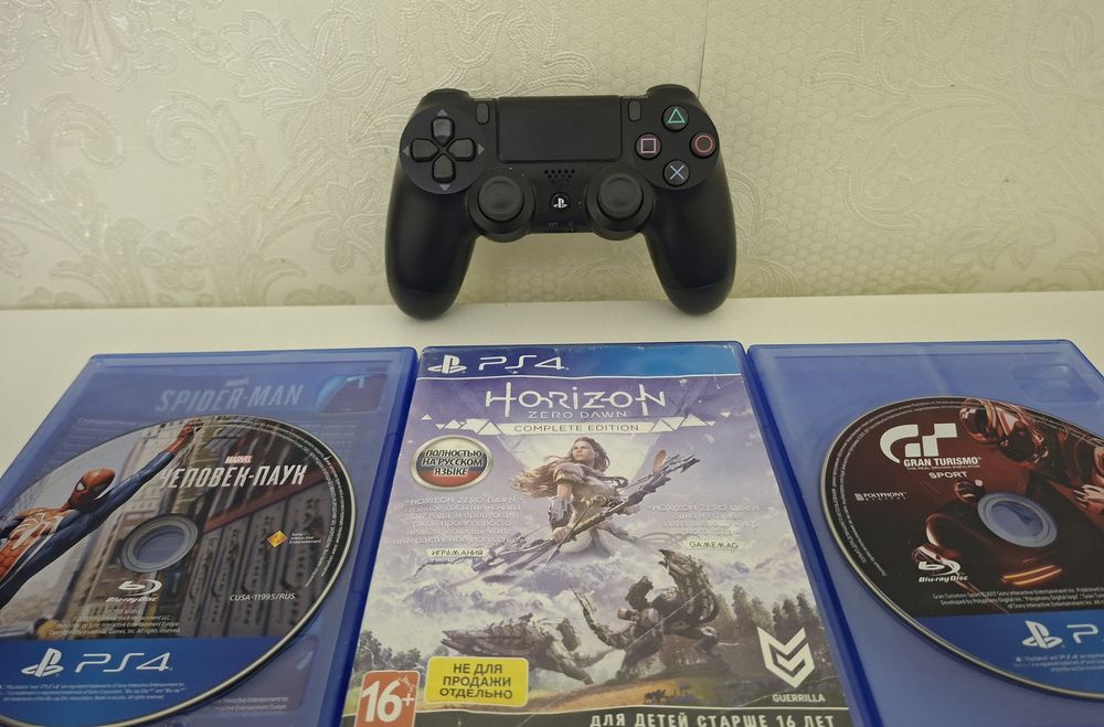 Диски и джойстик PlayStation 4
