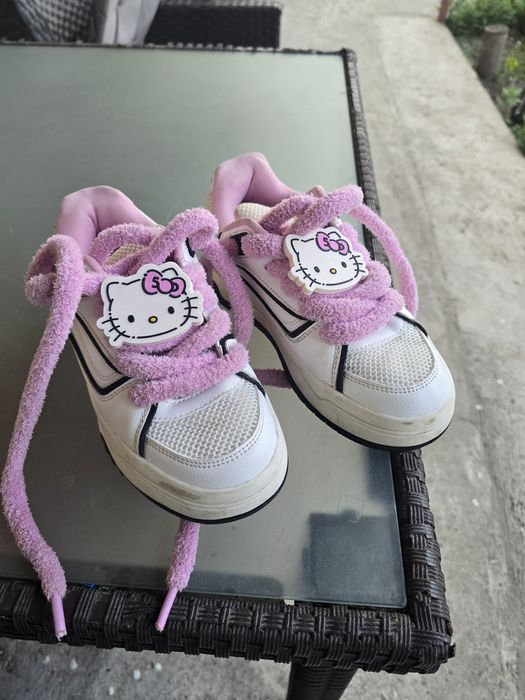 Adidas fete Bershka Hello Kitty