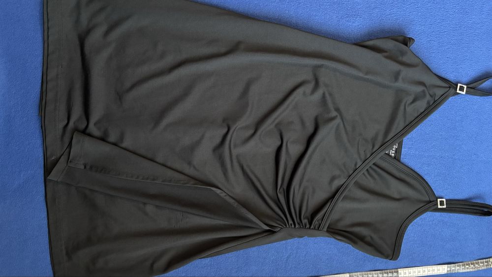 Рокля Guess, “малка черна рокля”