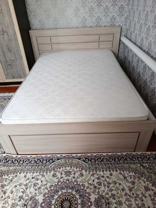 Продам кровать с матрасом