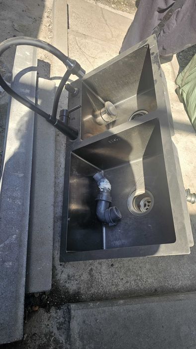 Мойка для кухни цвет графит 2 секции с краном БУ