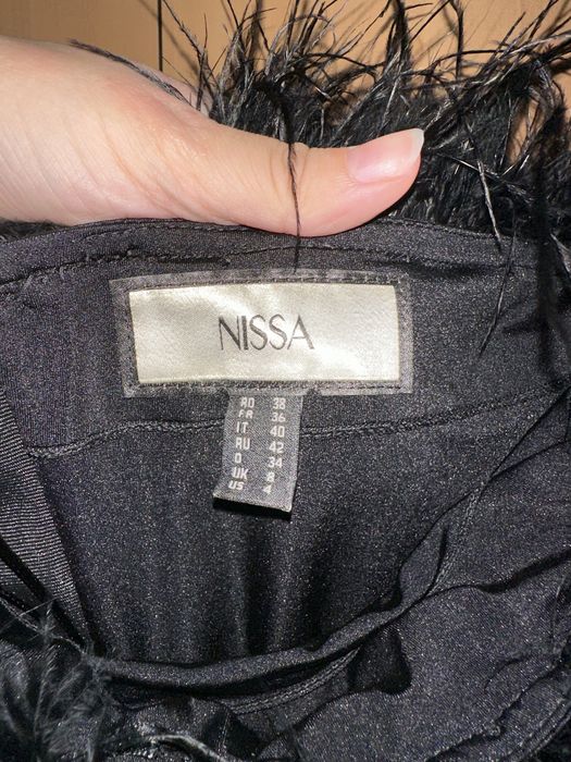 Vand rochie neagră cu pene de struț
