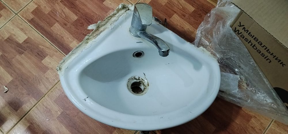 Продам угловую раковину 31*31