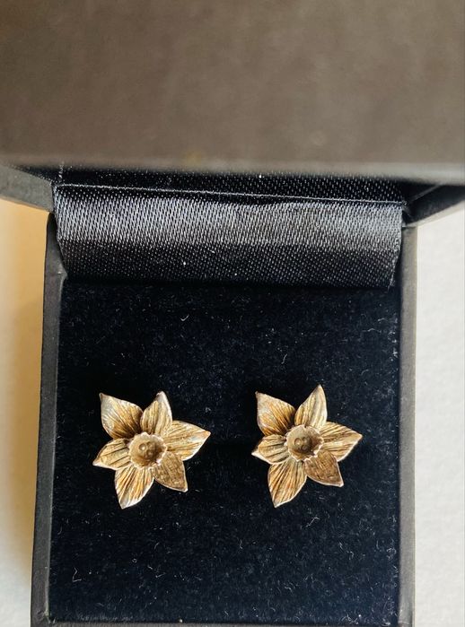 Cercei din argint in forma de floare-narcisa