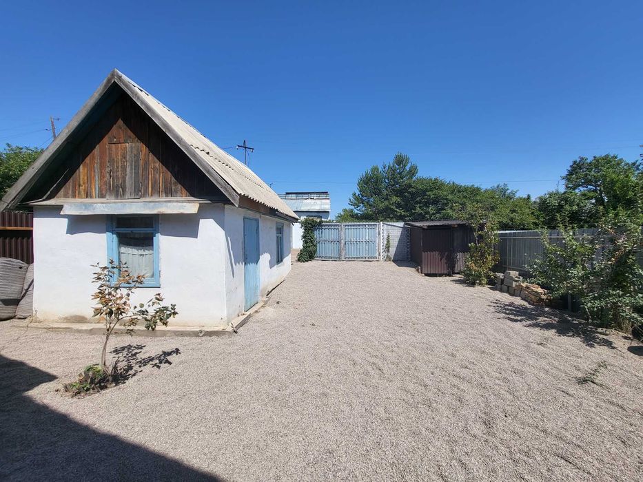 Дача у ручья с новым домом и хозпостройками.