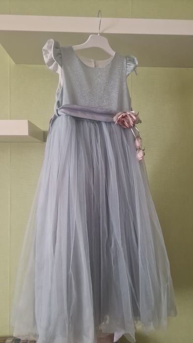 Продам нарядное платье 6 7 8 9 лет