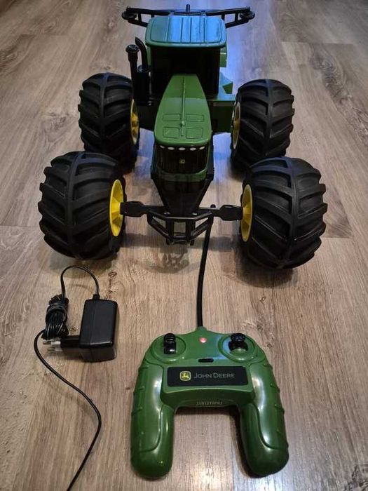 Tractor John Deere cu roti mari si telecomanda