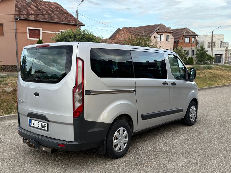 Ford Transit Custom 9 locuri