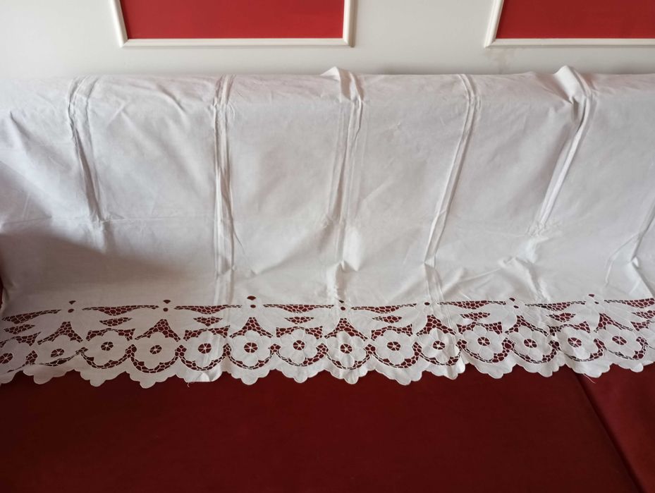 Бял памучен чаршаф с машинна бродерия