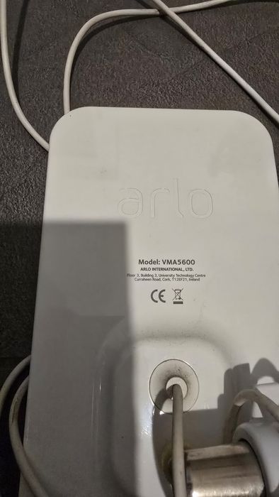 Arlo Ultra + SmartHub (1 cameră funcțională, 1 cu lentilă spartă)
