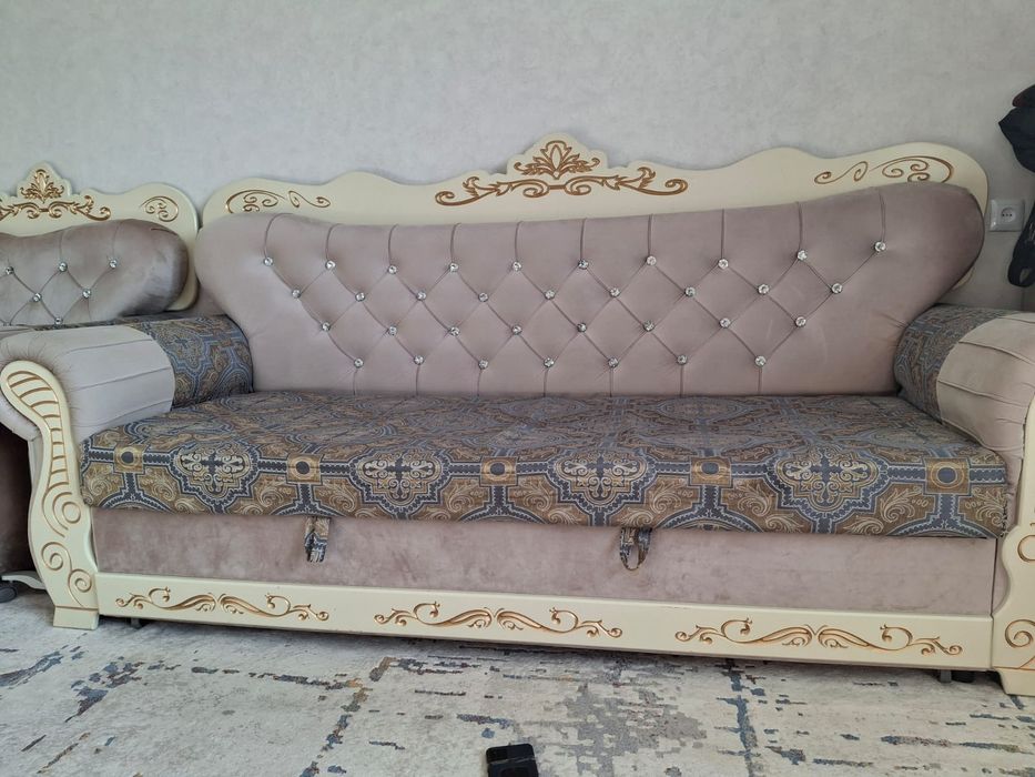 Продается уголок в гостиной