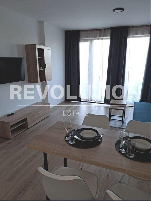 Дава се под наем Двустаен апартамент в к.к. Св.Св. Константин и Елена - 57 кв.м за 550 € - Снимка #1