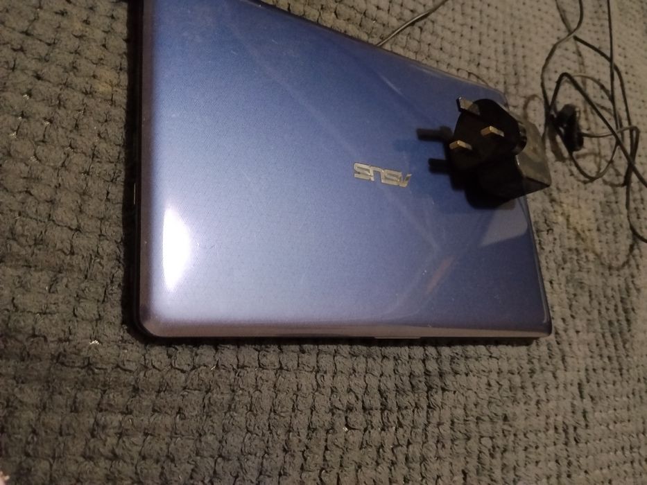 Лаптоп ASUS в добро състояние със зарядно