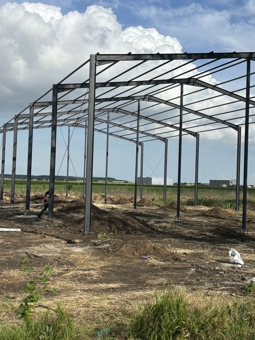 Hale metalice la gata cu panouri Sandwich