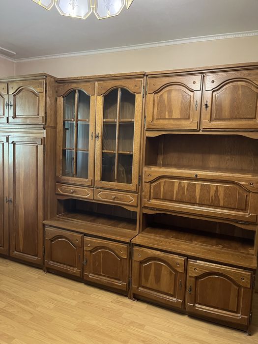Mobila living stil clasic – set complet (dulapuri, vitrina și spatii de depozitare biblioteca)