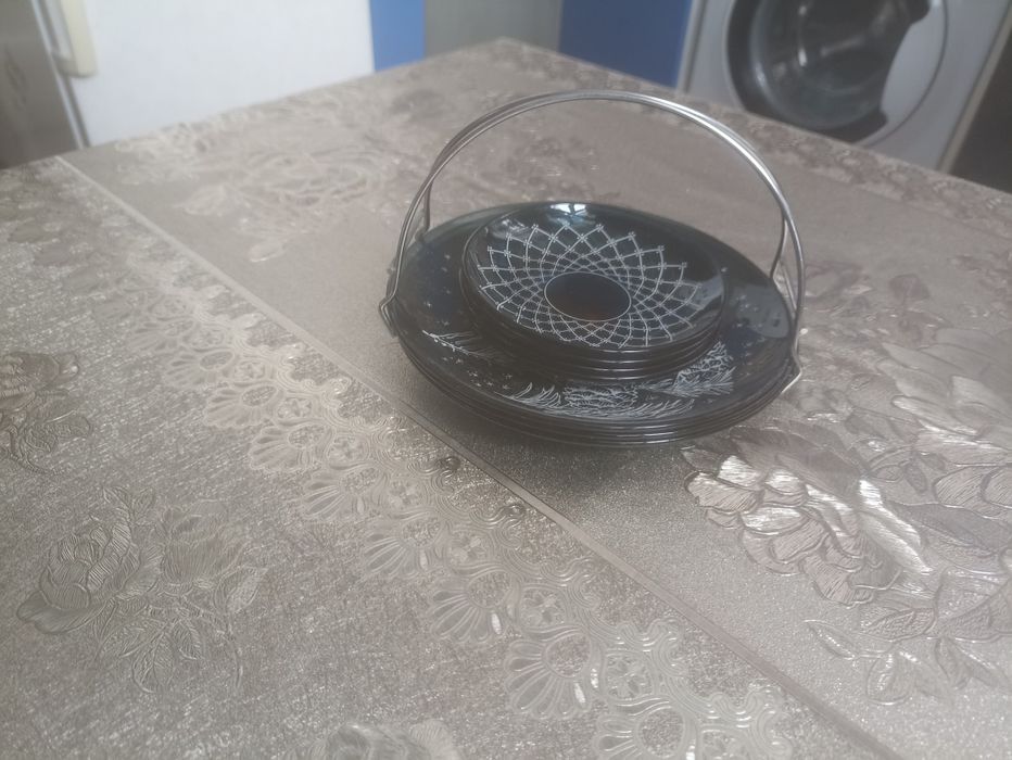Посуда, чайный сервис, тарелки, чашки.