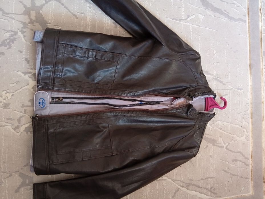 Куртки(утепленная и простая).