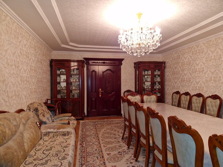 Стол 26  стульев и две стенки в наборе