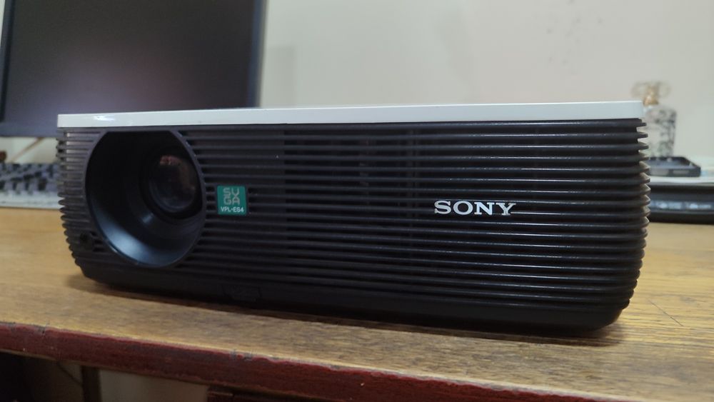 Proektor SONY sotiladi