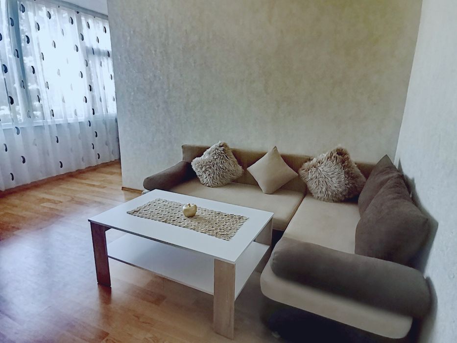 Нощувки в тристаен апартамент Център