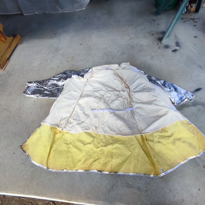 Пожарникарско топлозащитно алуминизирано облекло.