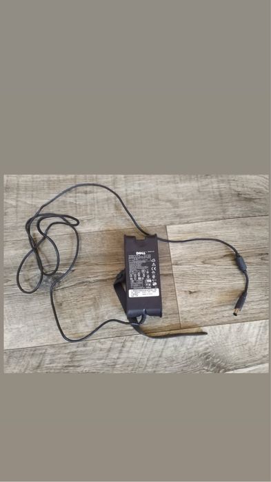 2 cabluri se sursa, un calbu DVI-D si un alimentatir laptop Dell