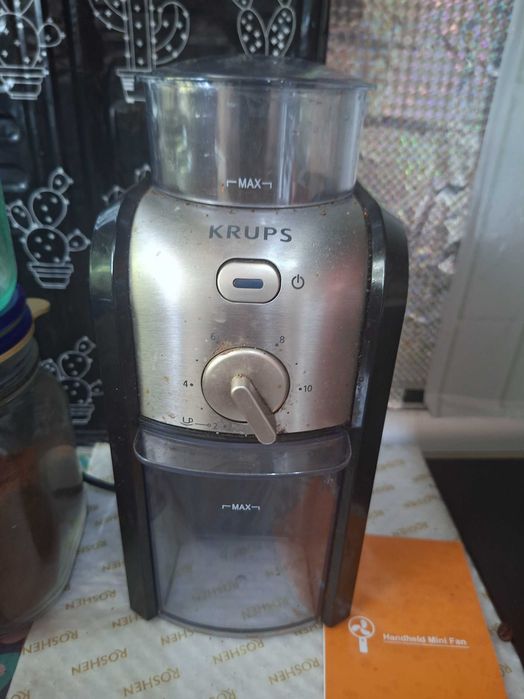 Кафе машина Delonghi и кафемелачка Krups